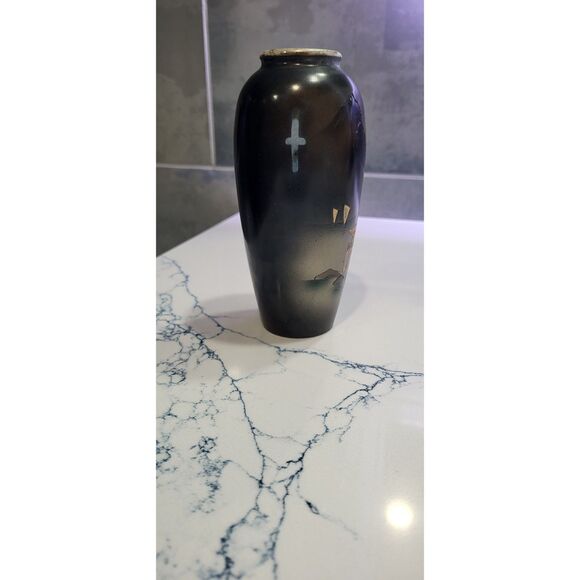 Black and Gold Vase With Asain Motif - Picture 3 of 13